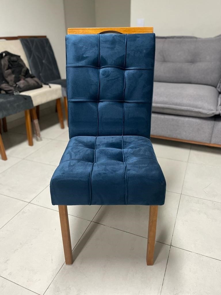Mesa Pérola 120 Imbuia Mel (Tampo Viena s/vidro) com 4 Cadeiras Sophia Veludo Azul – CARVALHO DECOR + WM DECOR - Imagem 2
