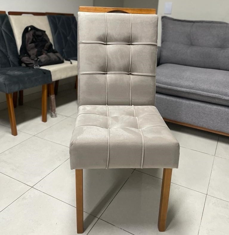 Mesa Pérola 120 Imbuia Mel (Tampo Viena s/vidro) com 4 Cadeiras Sophia Veludo Bege – CARVALHO DECOR + WM DECOR - Imagem 2